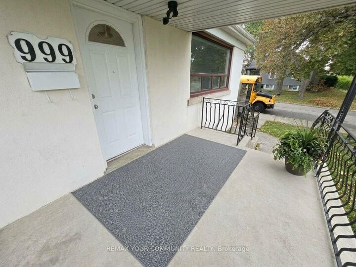 Property Photo:  999 Caledonia Road  ON M6B 3Y9 