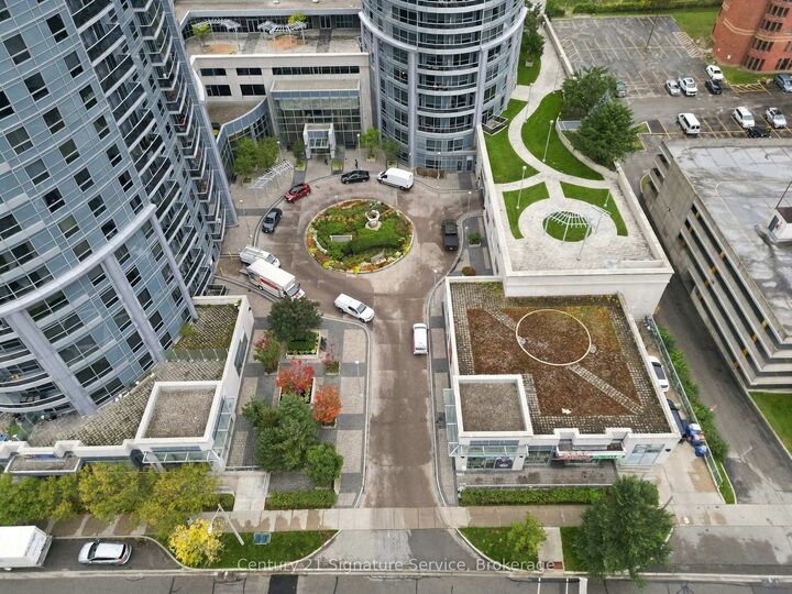 Property Photo:  135 Village Green Square 1822  ON M1S 0G4 