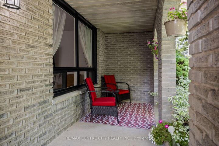Property Photo: 684 Macyoung Drive ON N2Z 1S9