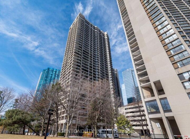 Property Photo:  65 Harbour Square 1605  ON M5J 2L4 