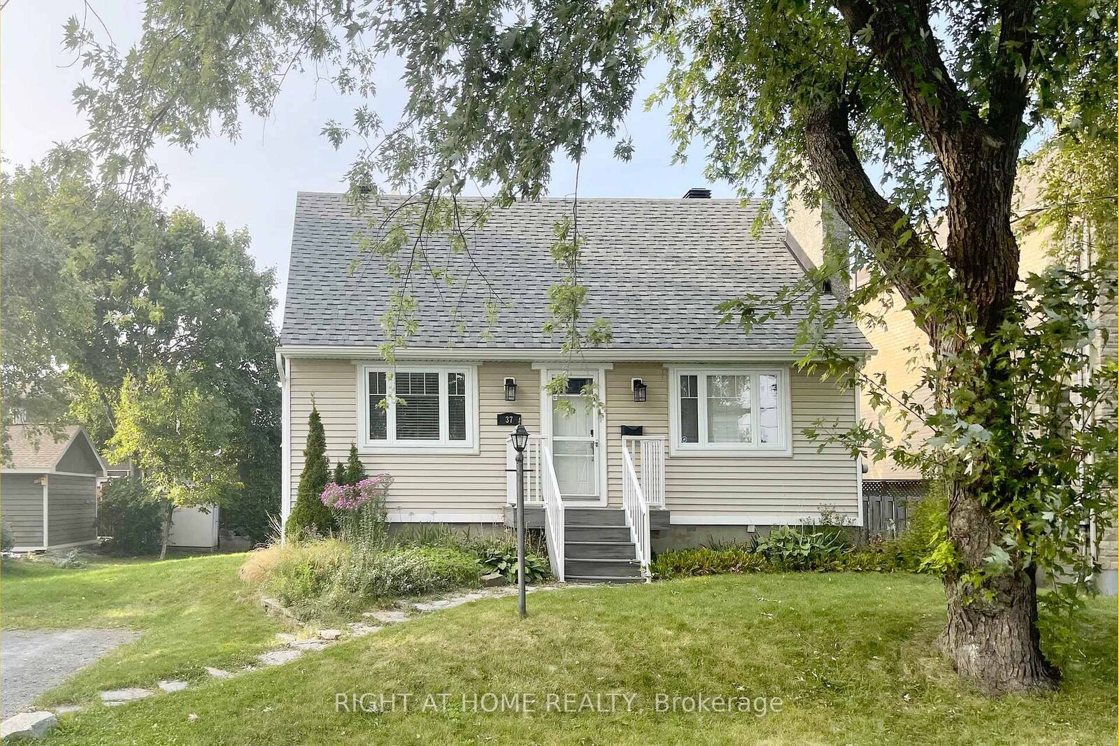 Property Photo:  37 Rossland Avenue  ON K2G 2K3 