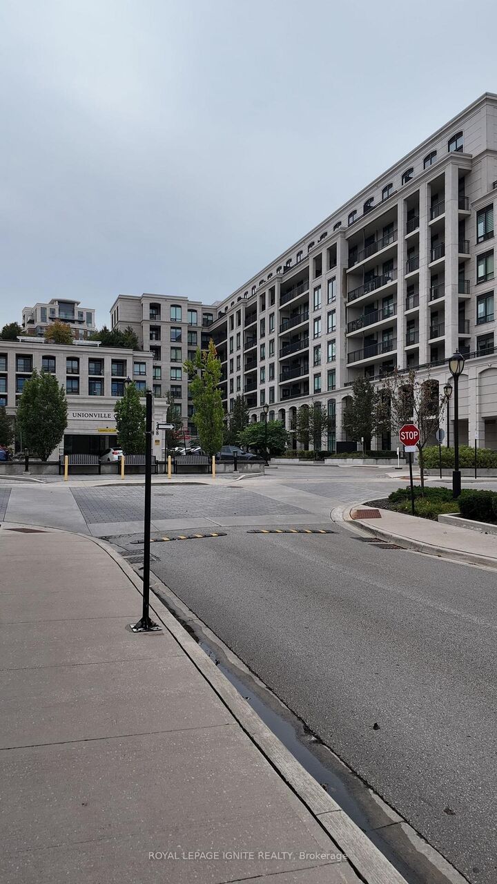 Property Photo:  268 Buchanan Drive 728W  ON L3R 8G9 