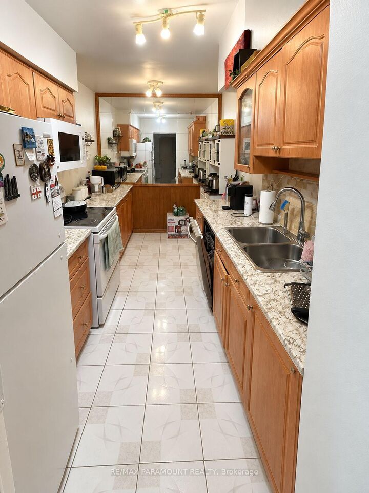 Photo de la propriété:  390 Dixon Road 1813  ON M9R 1T4 