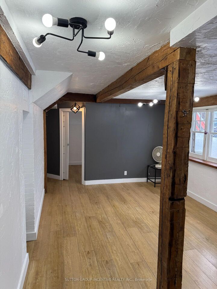 Property Photo:  233 Ellerslie Avenue Lower 2  ON M2N 1Y3 