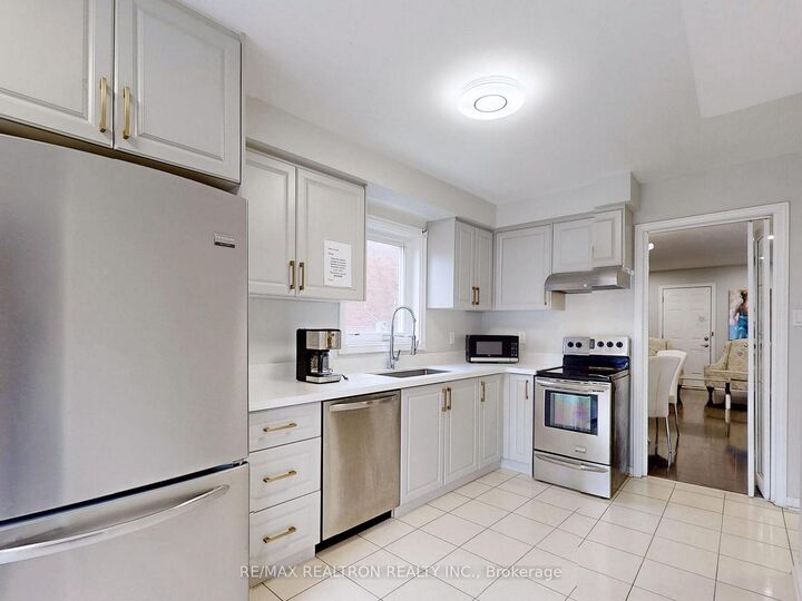 Property Photo:  8 Estoril Street Upper  ON L4C 0B9 