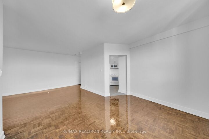 Property Photo:  9 Deer Park Crescent 1002  ON M4V 2C4 