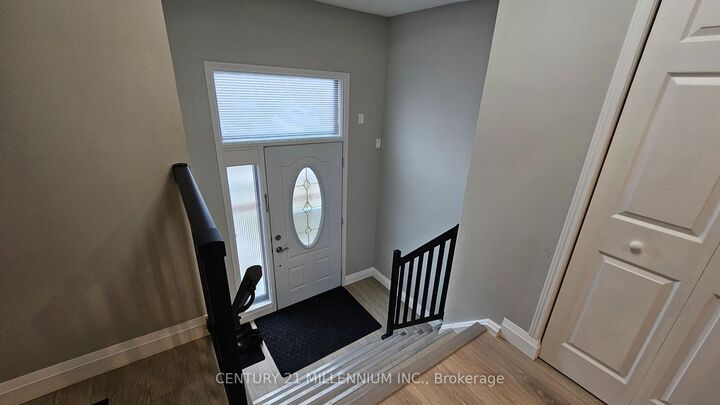 Property Photo:  67 Simmons Boulevard Upper  ON L6V 3V4 