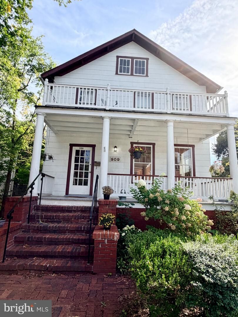 Property Photo:  909 N Ivy Street  VA 22201 