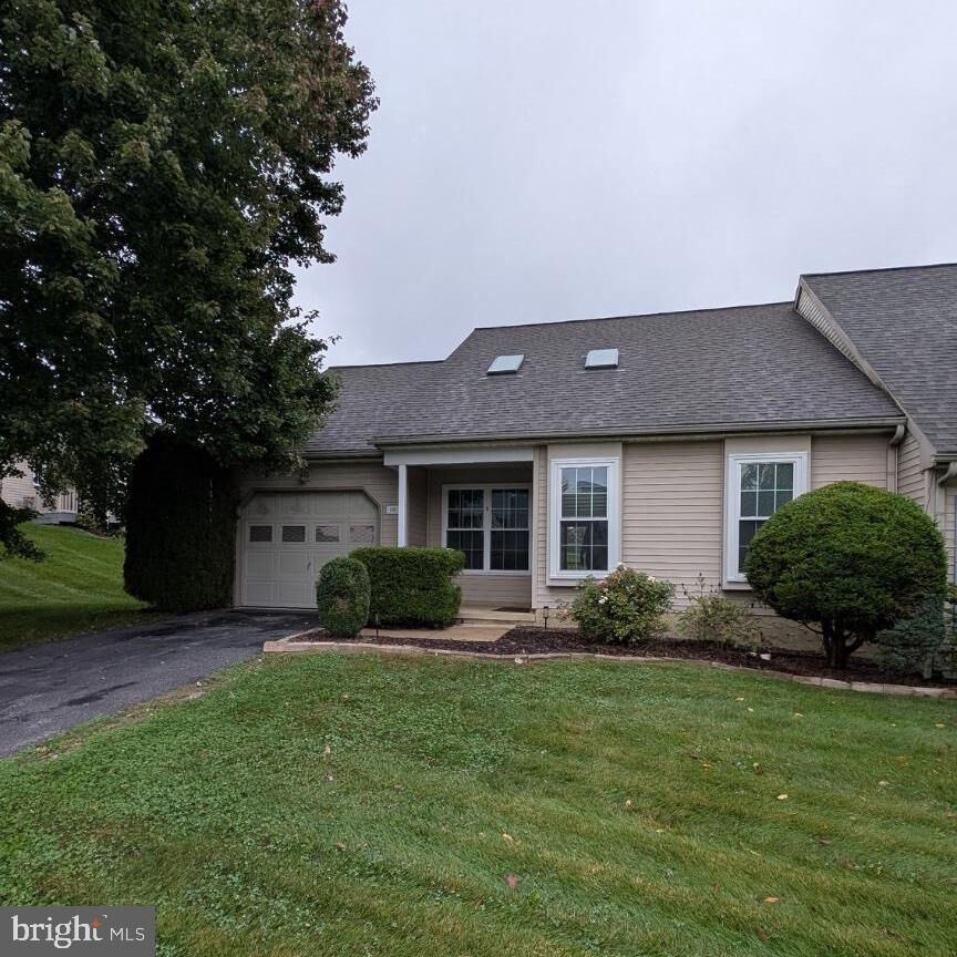 Property Photo:  19 Burr Oak Drive  PA 17551 