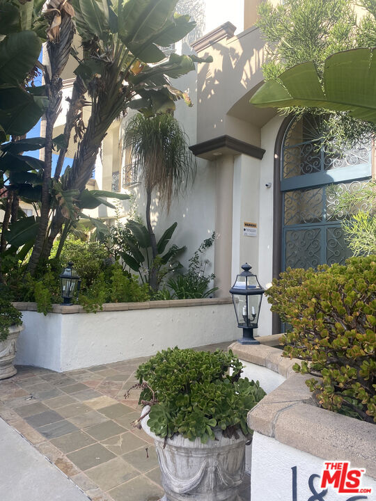 Property Photo: 1862 S Bentley Ave, Unit 101 CA 90025