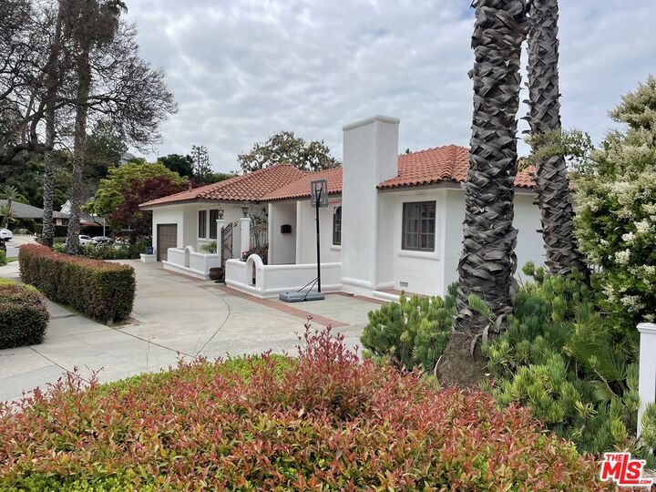 Property Photo: 1441 Allenford Ave CA 90049
