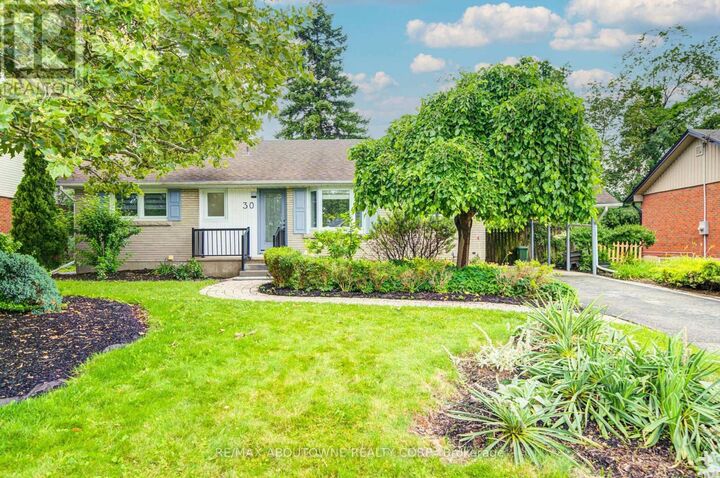 Property Photo:  30 Dale Avenue  ON L8G 3L9 