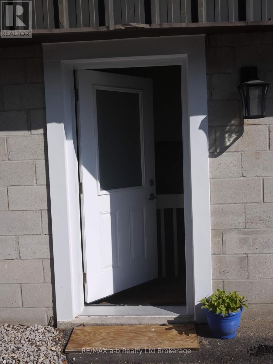 Property Photo:  350 Dundas Street 5  ON N4S 1B4 