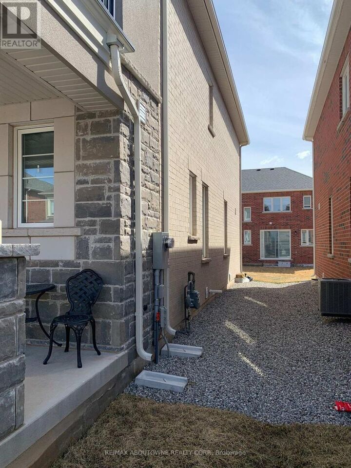 Property Photo: 828 Aspen Terrace ON L9E 1S2