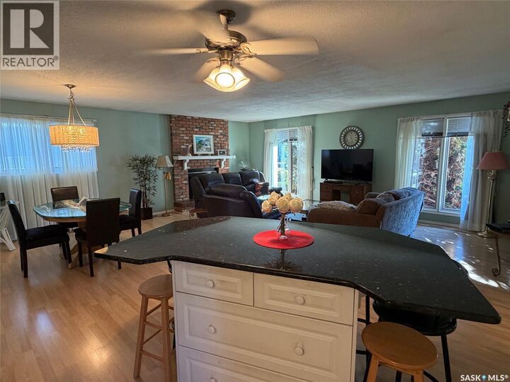 Property Photo:  422 Manning Lane  SK S7L 6J8 