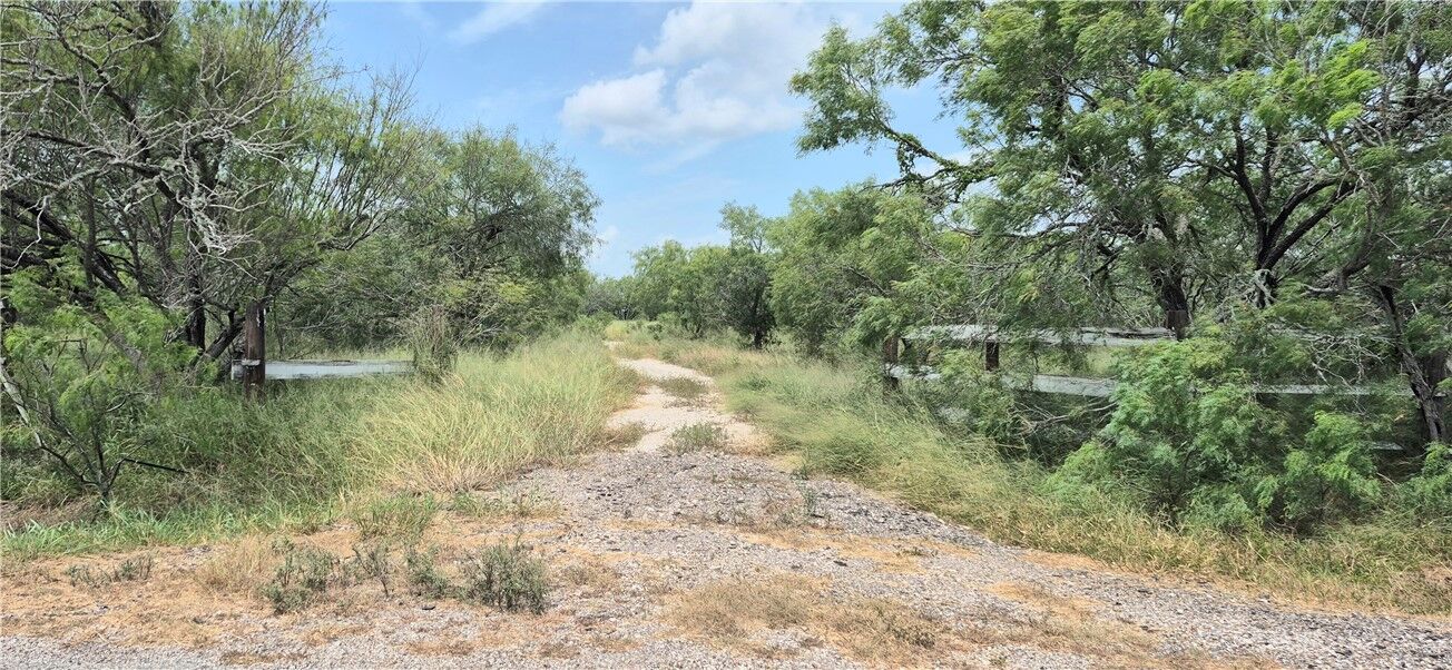 Property Photo:  4886 County Rd 28  TX 78380 