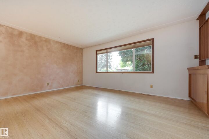 Property Photo:  15216 86 Avenue NW  AB T5R 4C3 
