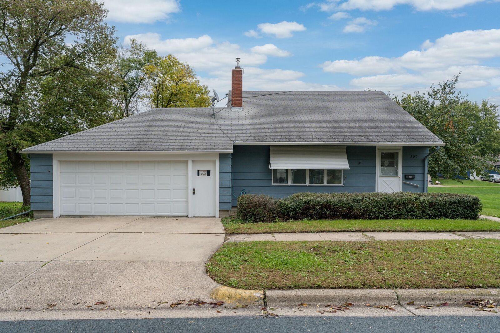 Property Photo:  205 N Thompson  MN 56023 