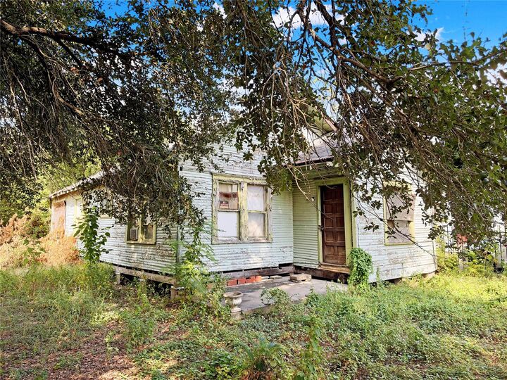 Property Photo:  620 Hahlo Street  TX 77020 