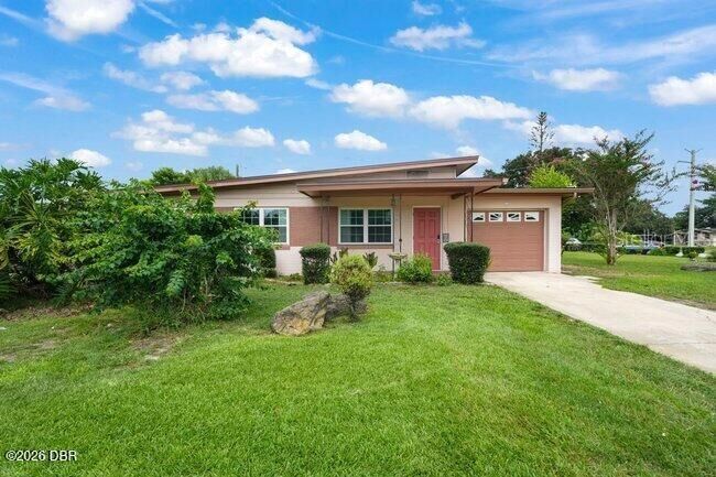 Property Photo: 1002 Thunderbird Drive FL 32117