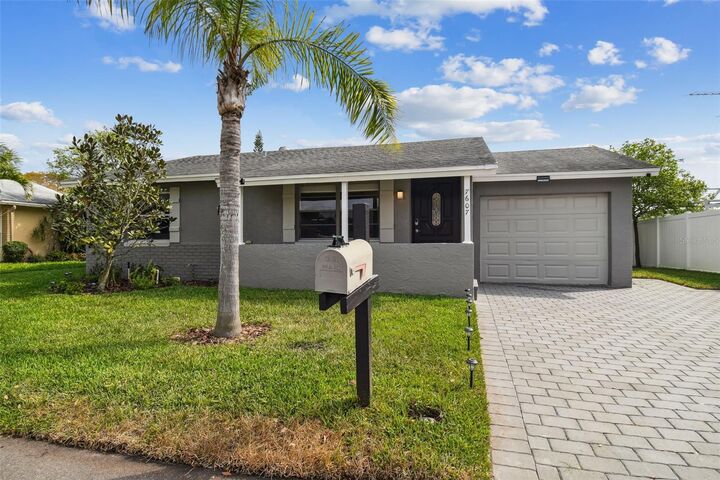 Property Photo: 7607 Woodland Oaks Court FL 33615
