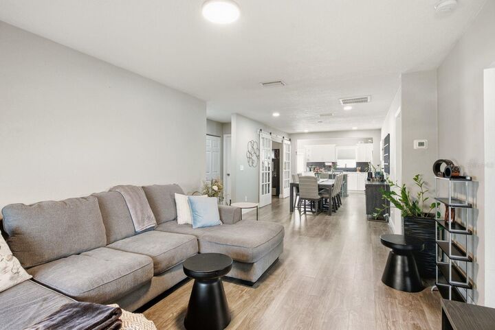 Property Photo: 3926 W Cass Street FL 33609