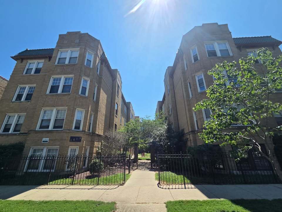 Property Photo: 1621 W Farwell Avenue 1N IL 60626