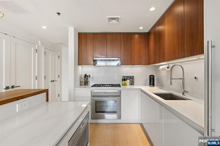 Property Photo:  1000 Maxwell Lane Ph12g  NJ 07030 
