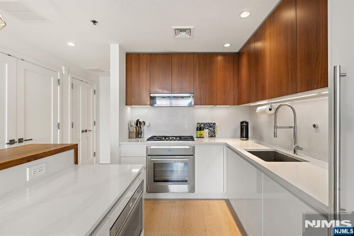 Property Photo: 1000 Maxwell Lane Ph12g NJ 07030