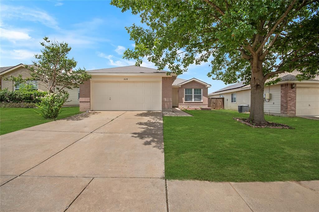 Property Photo: 1618 Pin Oak Trail TX 75409