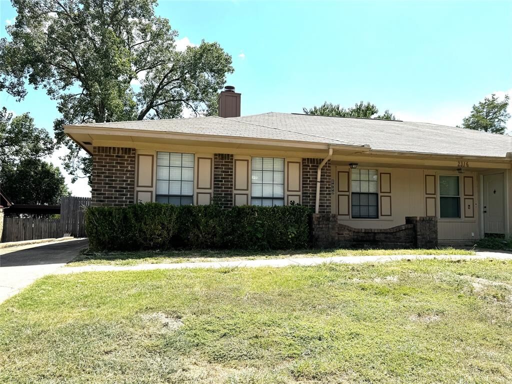 Property Photo: 2320 Chestnut Way TX 76022