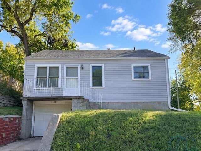 Property Photo: 1308 S Linn St IA 51106