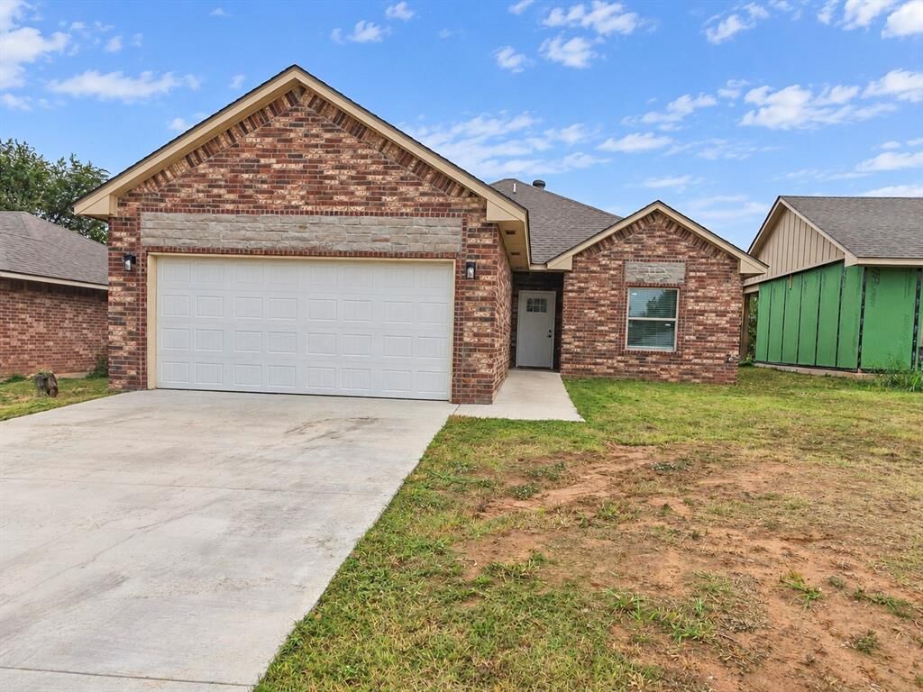 Property Photo: 8502 NE 34th Place OK 73084