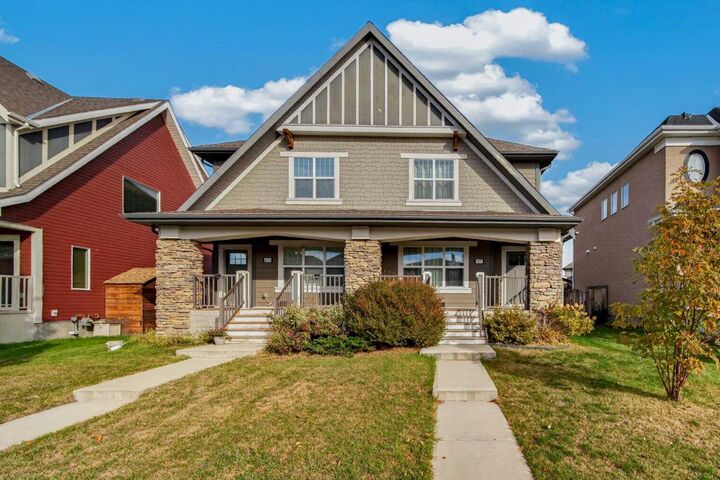 Property Photo:  427 Mahogany Boulevard SE  AB T3M 1Z5 