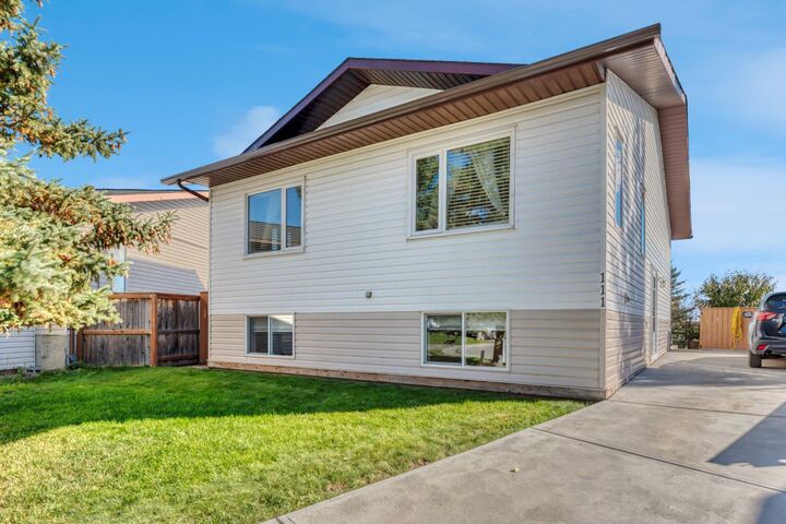 Property Photo:  111 Maplewood Place  AB T0L 0H0 