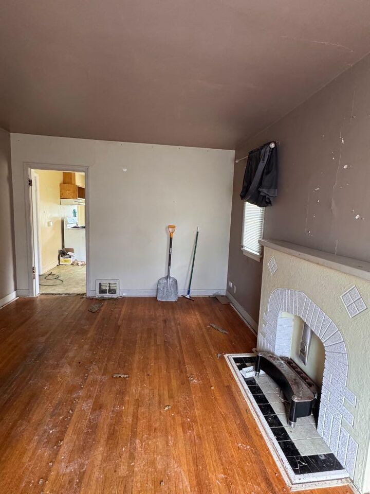 Property Photo:  458 34 Avenue NW  AB T2K 0B8 