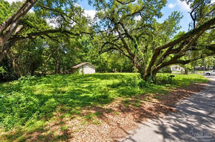 Property Photo:  808 Cary Memorial Dr  FL 32505 