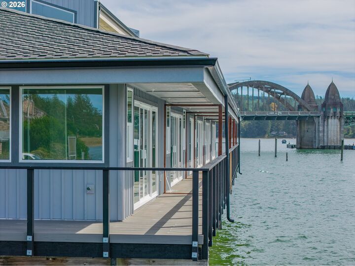 Property Photo: 1150 Bay St D OR 97439