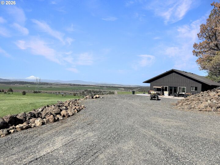 Property Photo:  17232 Dodds Hollow Rd  OR 97633 