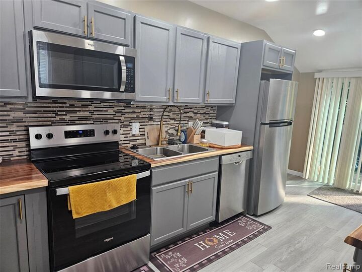 Property Photo:  1119 Pine Street  MI 49442 