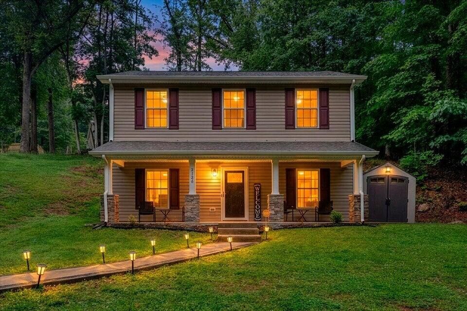 Property Photo:  2126 Brookside Ln SE  VA 24014 