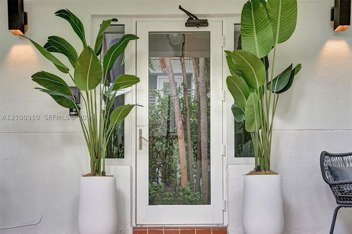 Property Photo:  