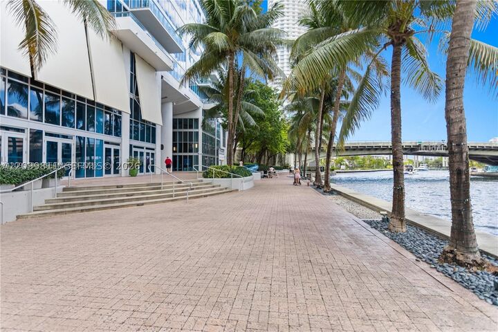 Property Photo:  185 SW 7th St 1414  FL 33130 