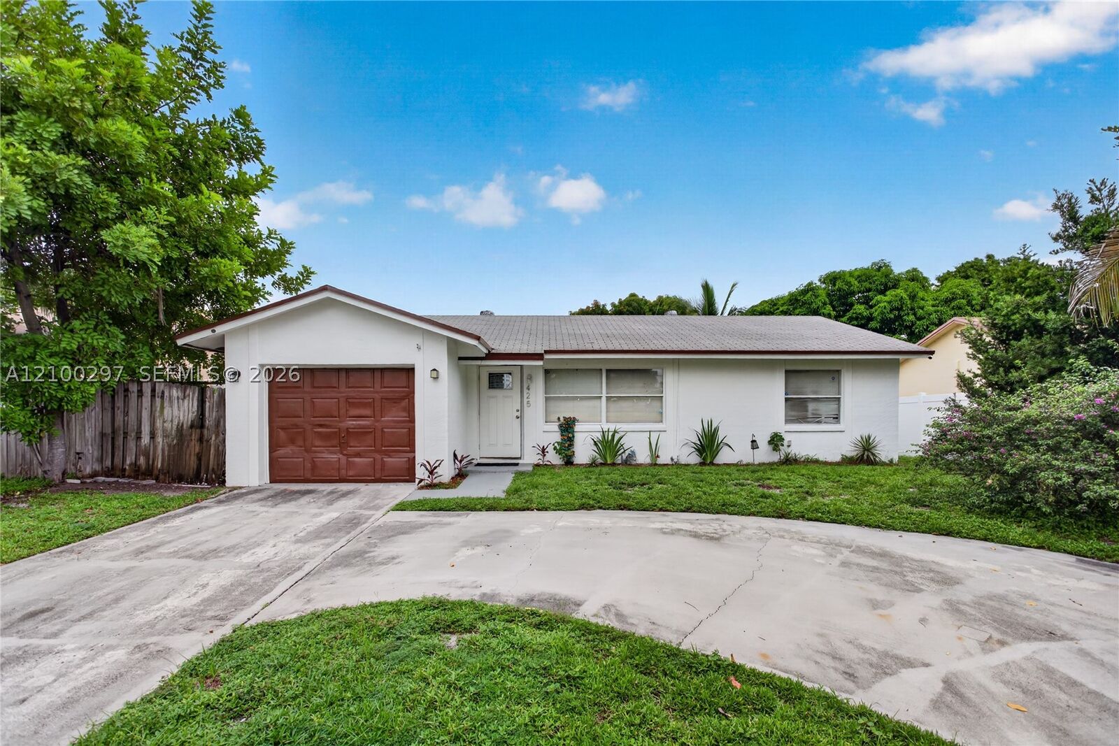 Property Photo: 425 NW 18th Ct FL 33060