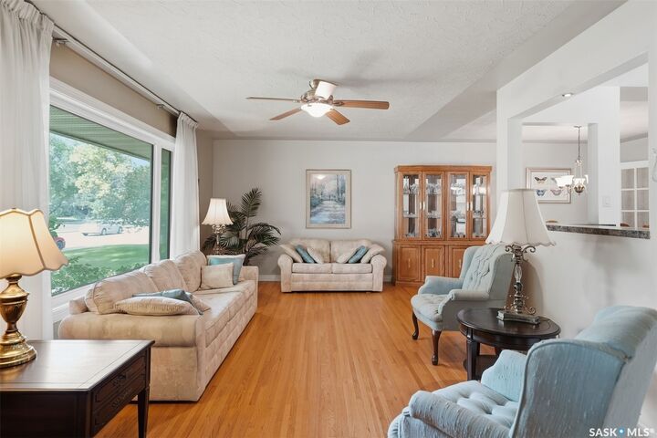 Property Photo:  2809 Clarence Avenue S  SK S7J 1M7 
