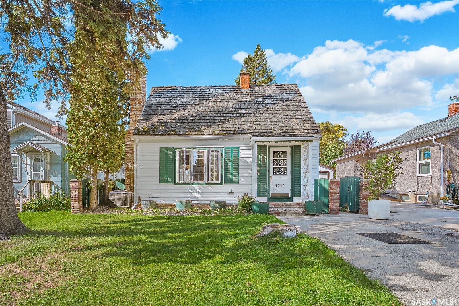 Property Photo:  1315 2nd Avenue N  SK S7K 3E6 