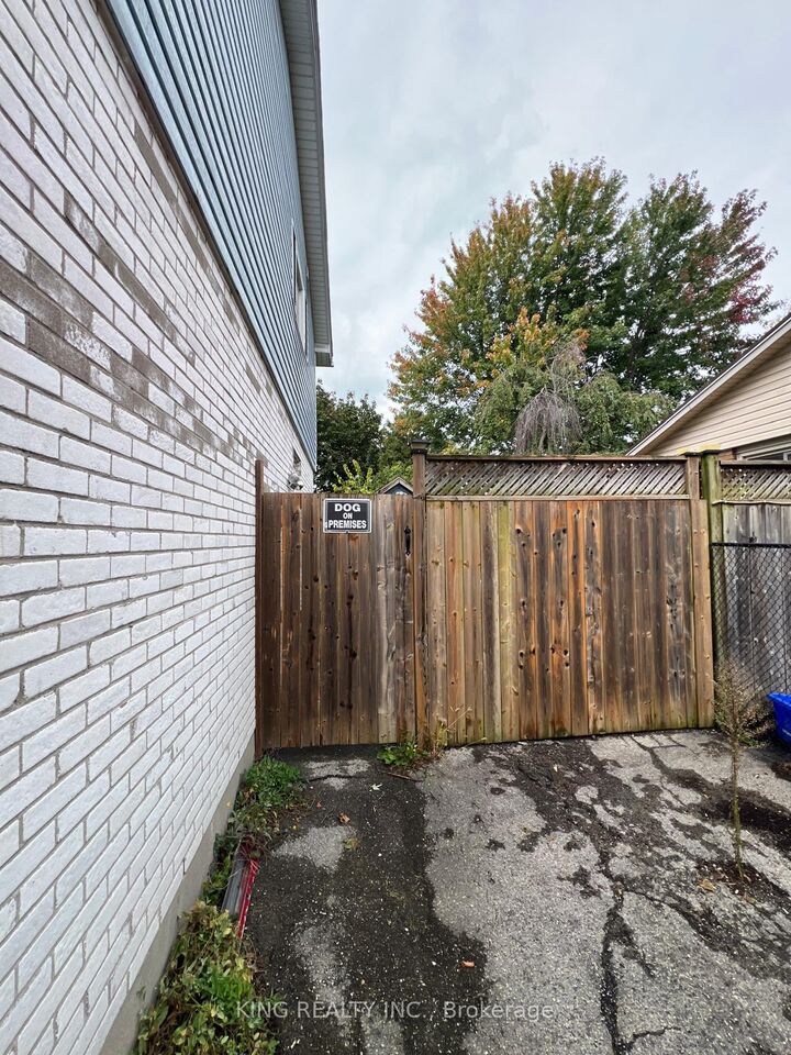 Property Photo:  122 Toulon Crescent  ON N5V 1J5 