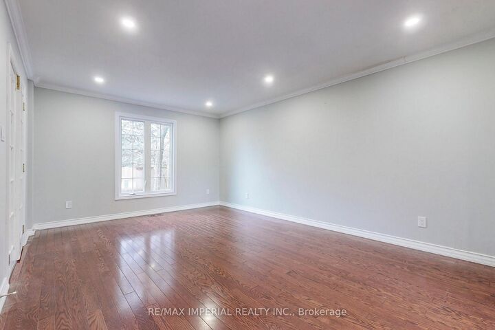 Property Photo:  2 Craigleith Crescent  ON L4E 2L5 