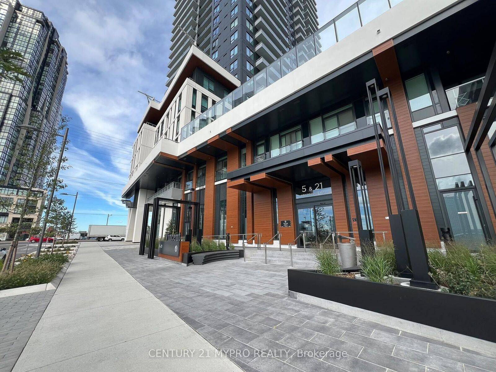 Property Photo:  21 Meadowdale Road 2202  ON L4K 0H6 