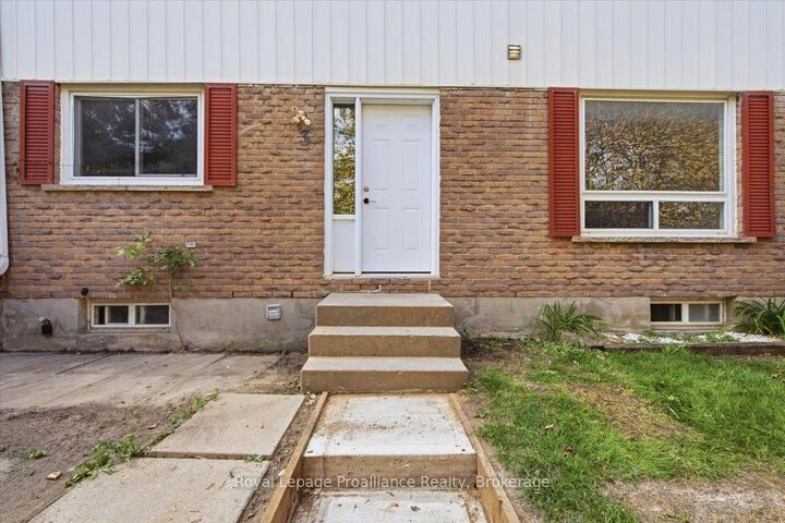 Property Photo:  11 Tracey Park Drive 3  ON K8P 4R4 